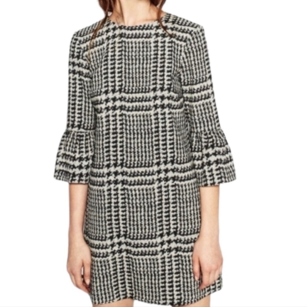 Zara Houndstooth Print Bell Sleeve Mini Dress
Black & White Size L